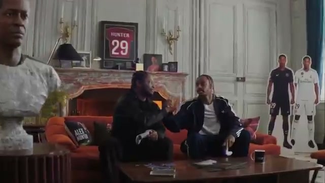 EA 스포츠 FC 27 런치 트레일러 유니폼 액자가 걸린 거실