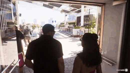 GTA 6 루프톱 바에서 손을 잡고 걷는 제이슨과 루시아