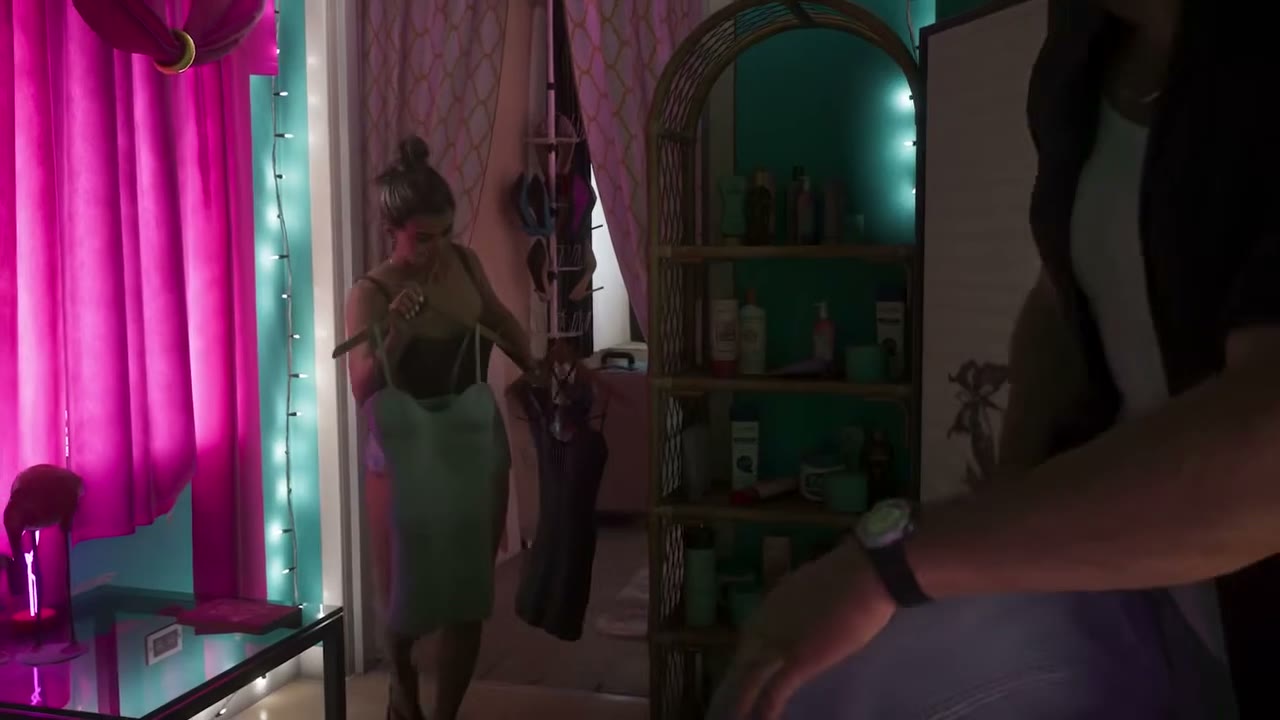 GTA 6 옷 가게에서 옷을 대 보는 루시아